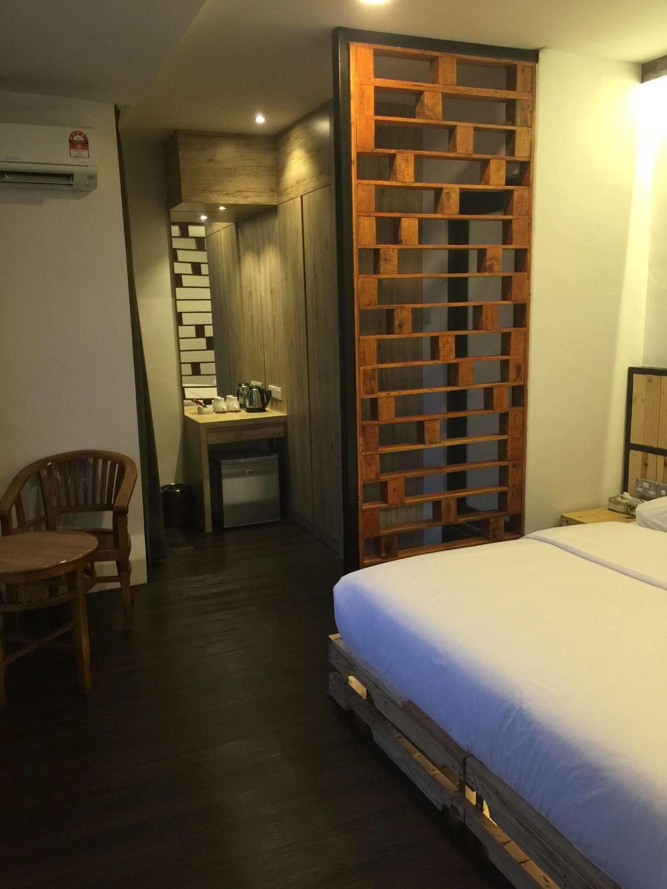 The Oikos Hotel Pontian Kecil Exterior photo